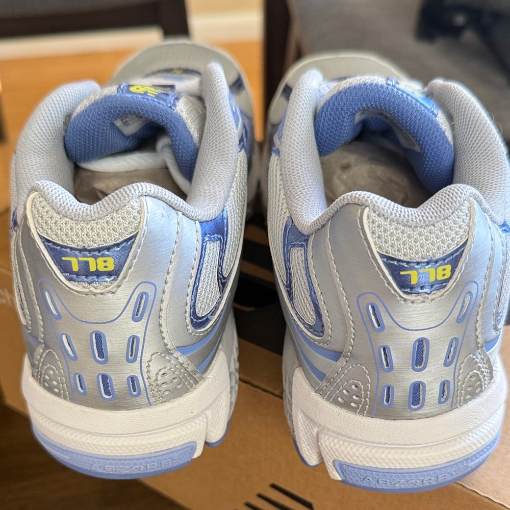 New Balance Women’s Lightweight Trainers - Picture 3 of 6